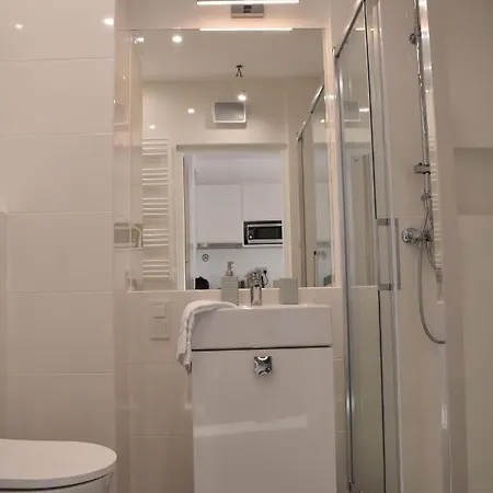 White Modern Tower Atal דירה גדינייה